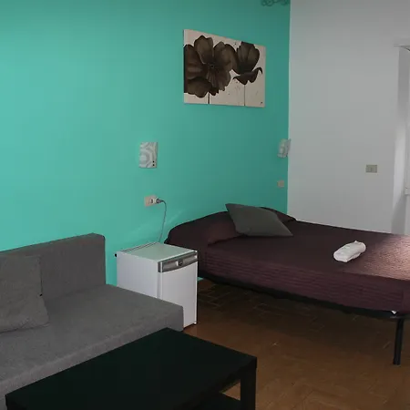 Mr. Charlie Brown ゲストハウス 4*