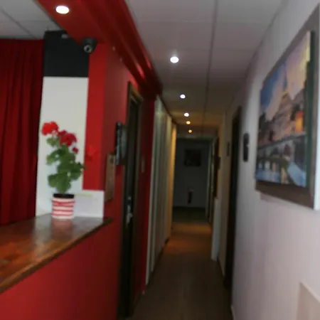 ゲストハウス Mr. Charlie Brown 4*