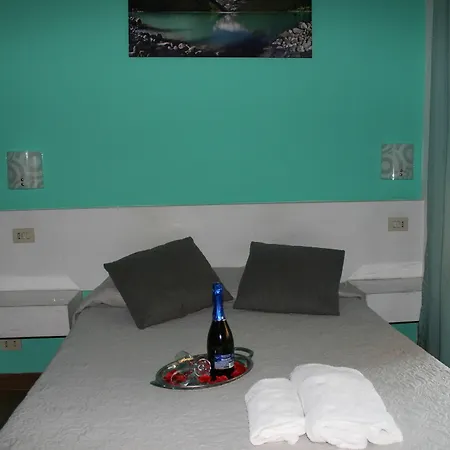 ゲストハウス Mr. Charlie Brown 4*